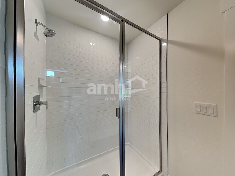 Building Photo - 823 S Oak St