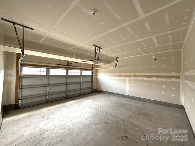 Building Photo - 11060 Discovery Dr NW