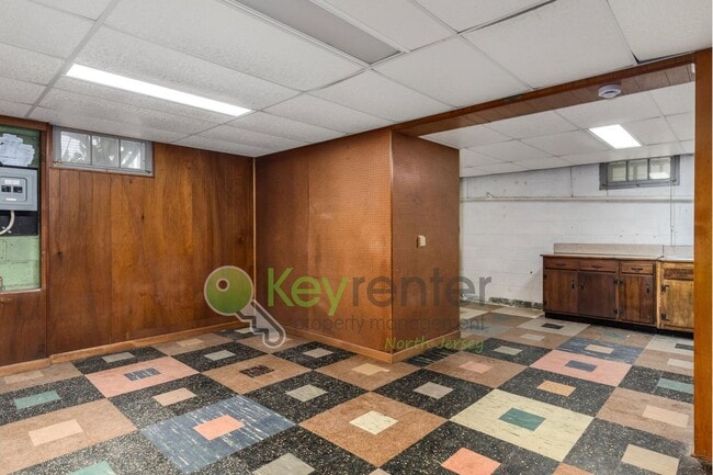 Building Photo - Spacious 4-Bedroom Home with Huge Fenced Y...