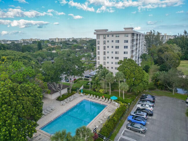 Building Photo - 3200 N Palm Aire Dr