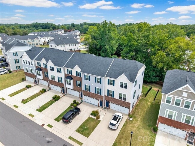 Building Photo - 2611 Grantham Place Dr
