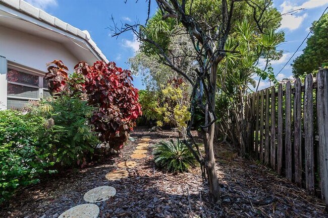 Building Photo - 2108 NE 44th St