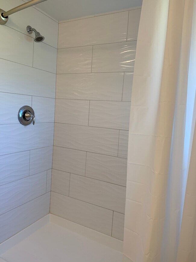 Building Photo - Very Cute 2 bedroom, 3/4 bath updated home...