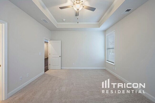 Building Photo - 325 Oxbow St