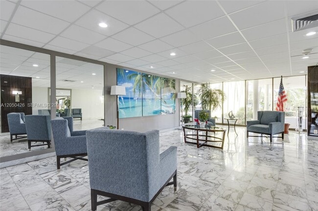 Building Photo - 4400 Hillcrest Dr