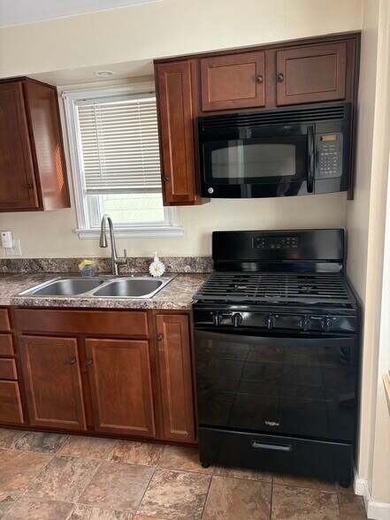 Building Photo - 13813 Wainstead Ave