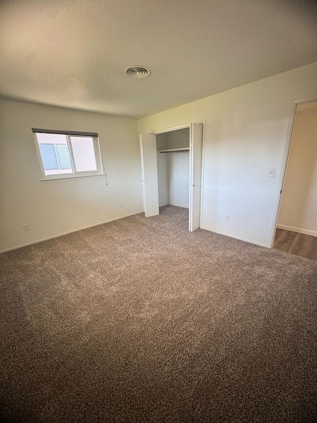 Building Photo - 2 Bedroom, 1 Bath with Garage near Hospital.