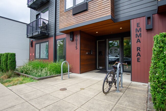 Building Photo - 6015 S Virginia Ave