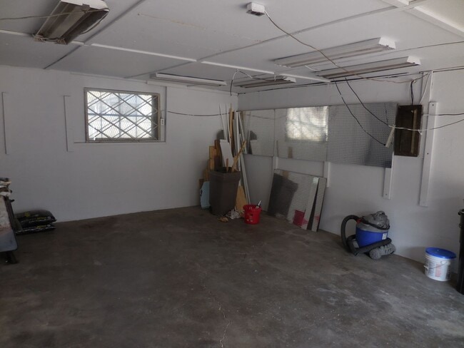 Building Photo - 1159 Say Ave