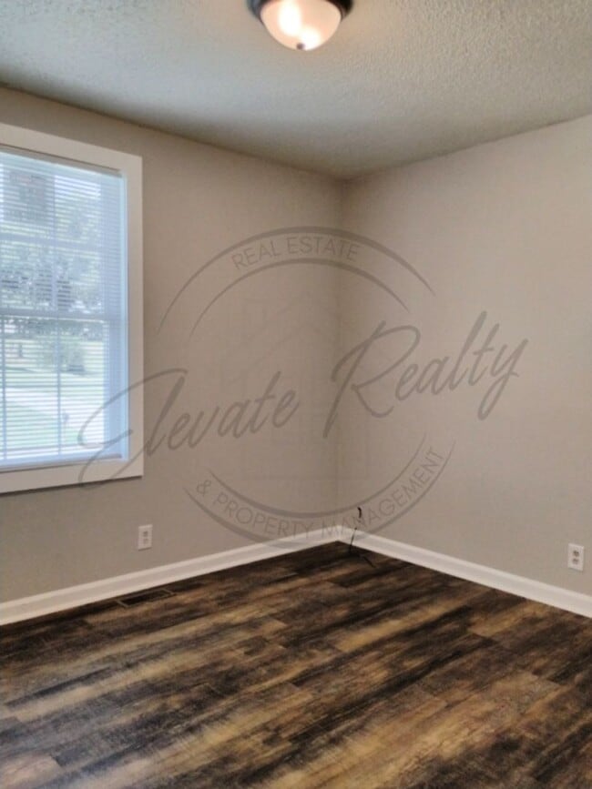 Building Photo - 2437 Woodale Ln