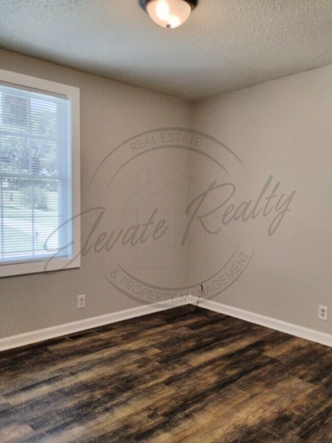 Building Photo - Two Bedroom Townhouse with deck near Trini...