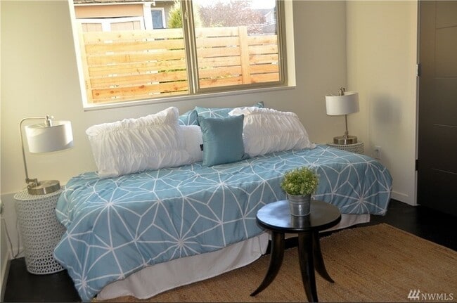 Building Photo - Modern and Stylish Home in Alki Beach Neig...