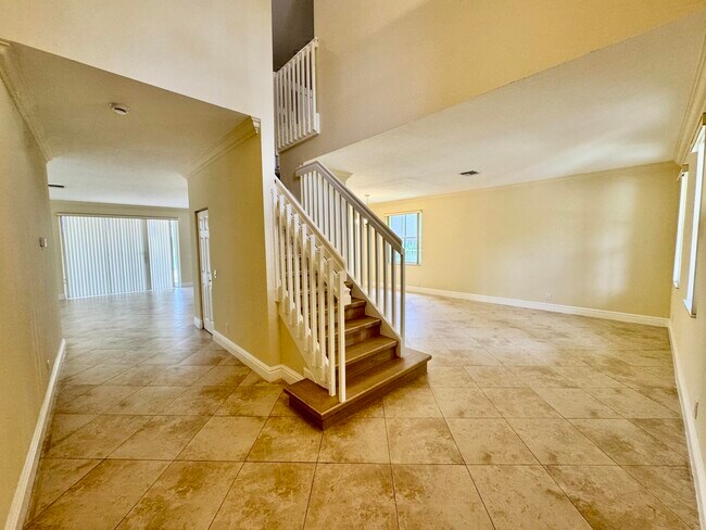 Building Photo - 898 Tulip Cir