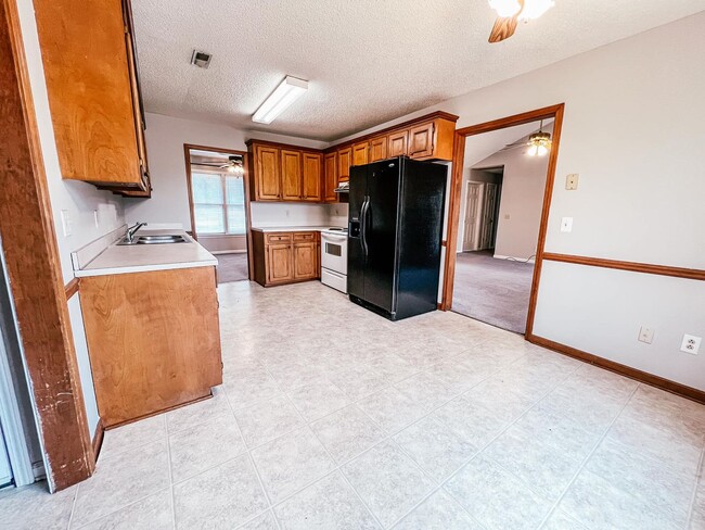 Building Photo - 4640 Dawn Cir