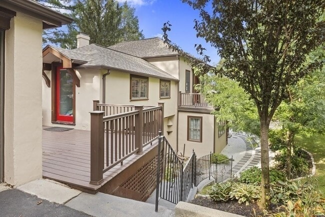 Building Photo - 10 Hillcrest Pkwy