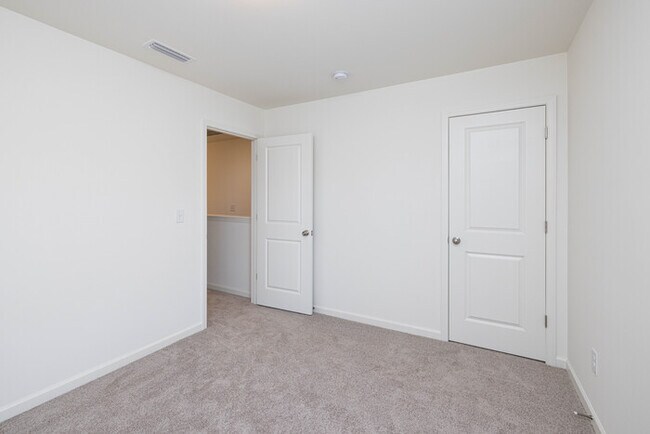 Building Photo - 3 Bedroom Townhome Main Street Pineville - AVAILABLE JUNE 2026