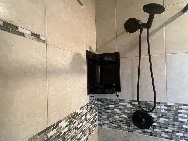 Building Photo - Detroid Shoreway Renovated  4 Bedroom, 2 Bath House with Detached Garage
