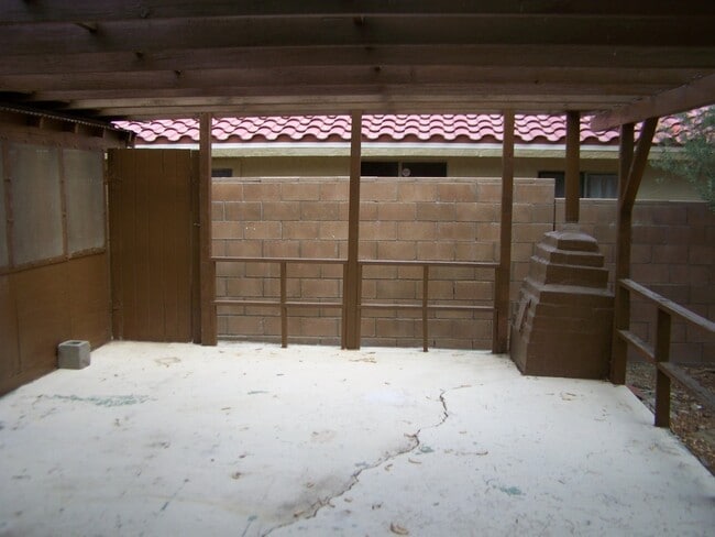 Building Photo - 2 Bed +1 Bath SINGLE FAMILY HOME + HUGE ba...