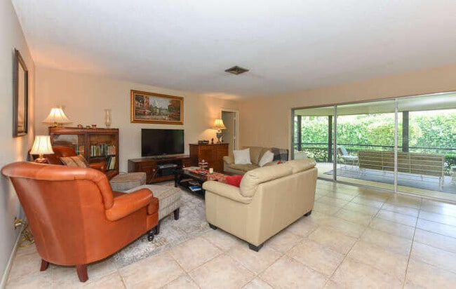 Building Photo - 493 Forestview Dr