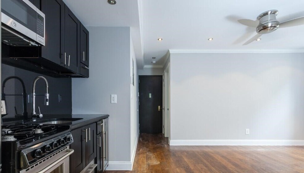 Building Photo - 343 E 8th St