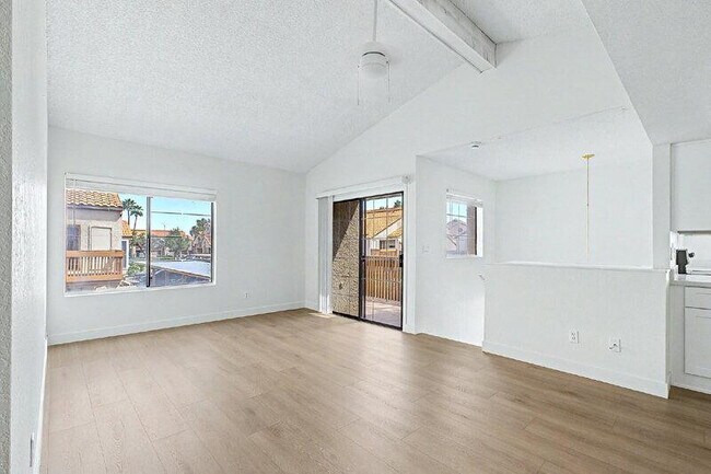 Building Photo - 818 S Westwood