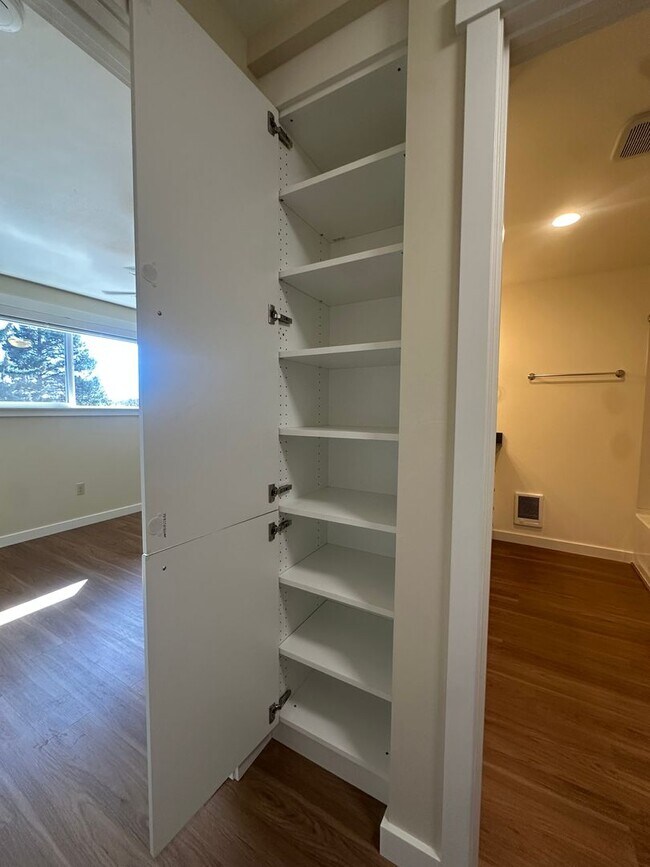 Building Photo - 928 NW Portland Ave