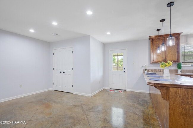 Building Photo - 314 East Dr