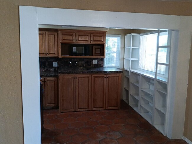 Building Photo - 3 Bedroom, 1 Bath Home Located in NE ABQ! ...