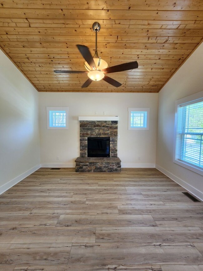 Building Photo - Renovated East Asheville Rental!