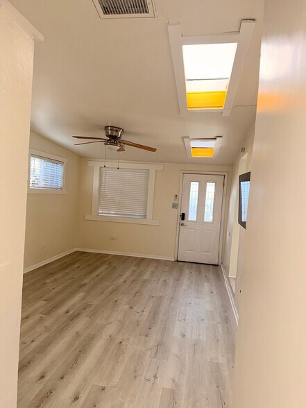 Building Photo - 1050 Hyperion Ave