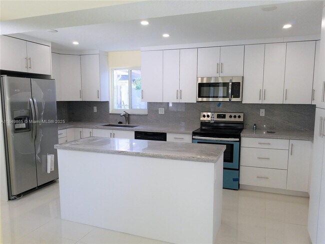 Building Photo - 801 NW 30th Pl