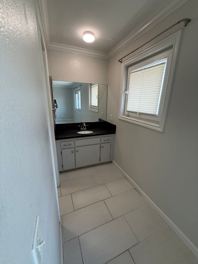 Building Photo - Modern 3 Bedroom, 2.5 Bath Two-Story Townh...