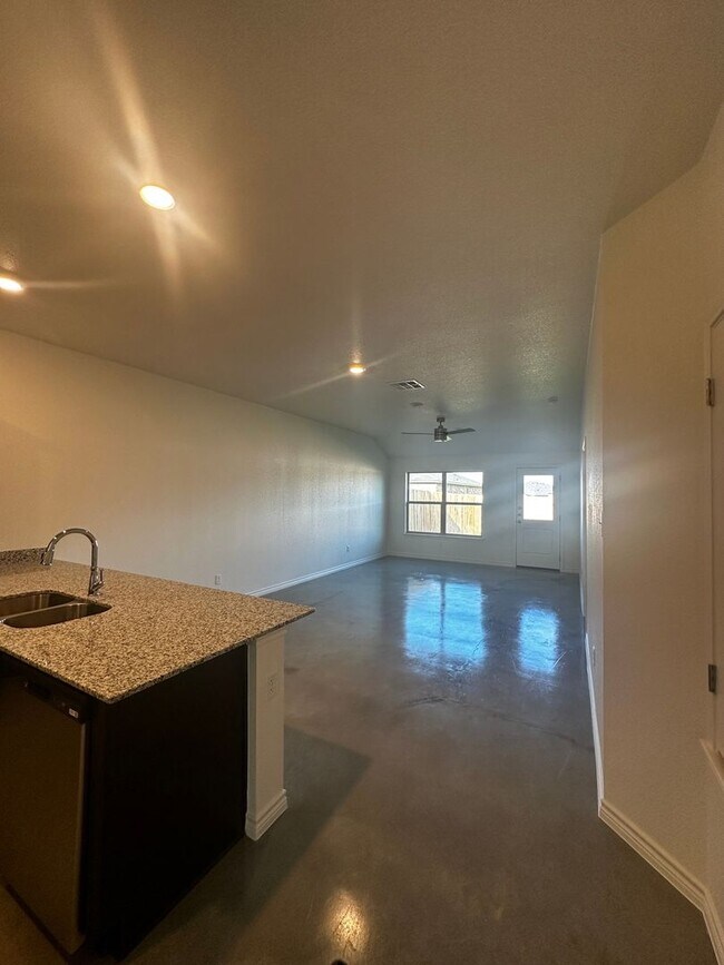 Building Photo - 3 Bedroom and 2 Full bathroom Duplex in Co...