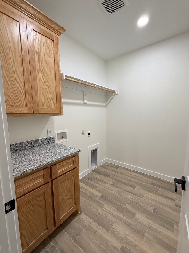 Building Photo - 382 Private Rd