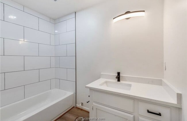 Building Photo - College Station - 3 bedroom - 2 bath house with garage and fenced back yard.