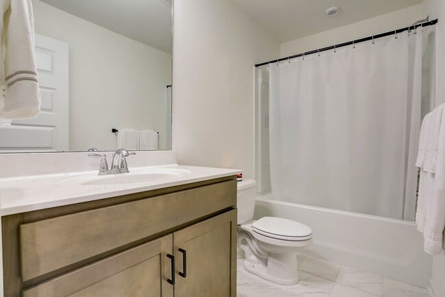 Building Photo - AVAILABLE June 15th. 3 BD 2 1/2 BATH NEW T...