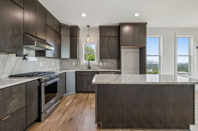 Building Photo - "Spacious 4-Bed, 4-Bath Gem in Nashville -...