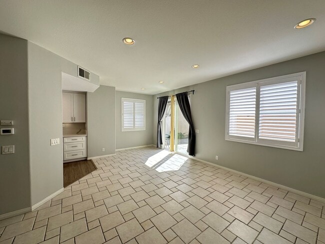Building Photo - Charming 2 Bed 2.5 Bath Detached Home in G...