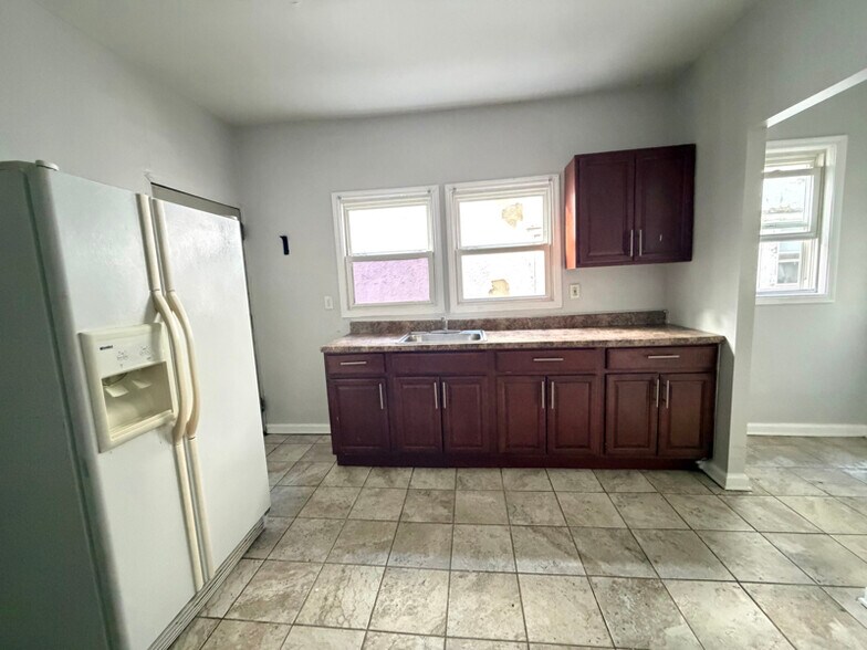 Primary Photo - 691 Elizabeth Ave