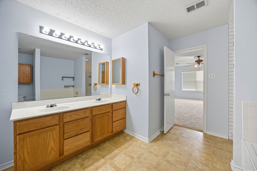 Building Photo - 4275 Cave Cove Ct