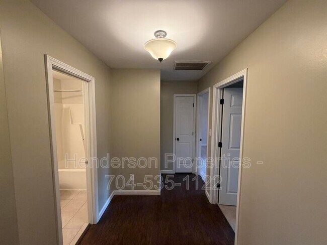 Building Photo - 2121 Ballingarry Dr