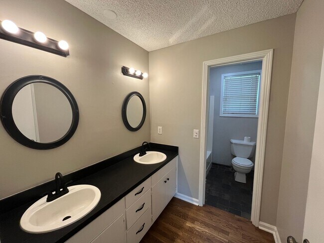 Building Photo - For Lease - 3 Bed, 1 Bath Home in the Hear...