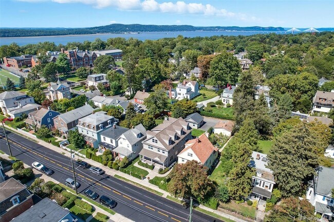 Building Photo - 31 Maple St