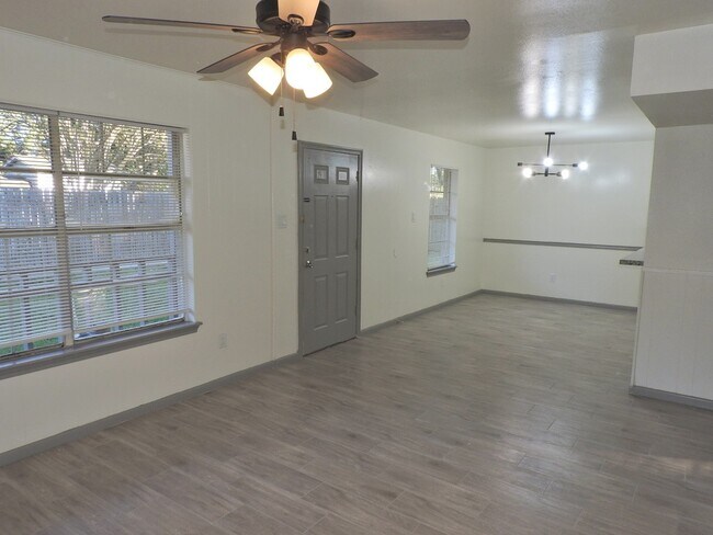 Building Photo - 408 E Coombs St