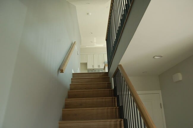 Building Photo - 425 W Duarte Rd