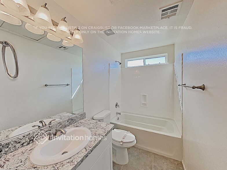 Building Photo - 1425 E Lakeview Dr