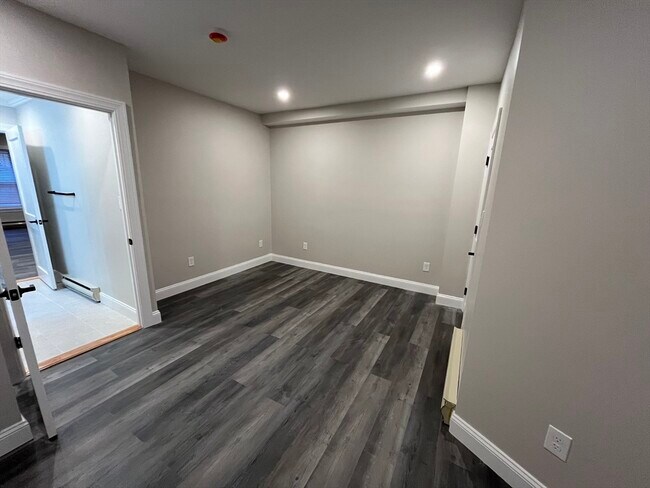 Building Photo - 10 Wellington St