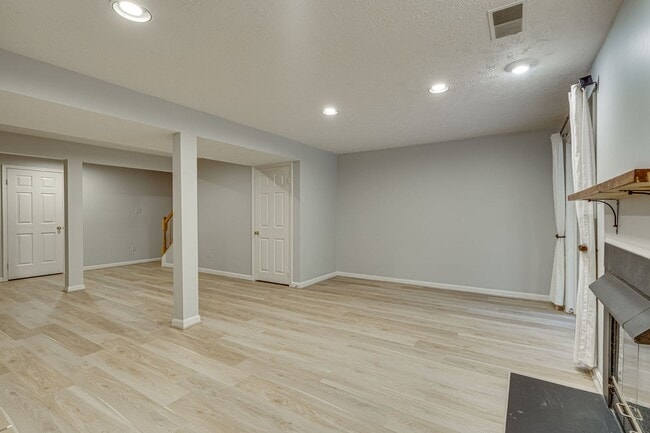 Building Photo - Fantastic townhome in Alexandria