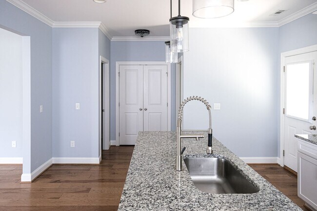 Building Photo - 3 Bedroom, 2.5 Bath in Prime Location! Law...