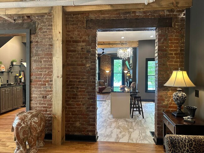 Building Photo - 275 S Limestone